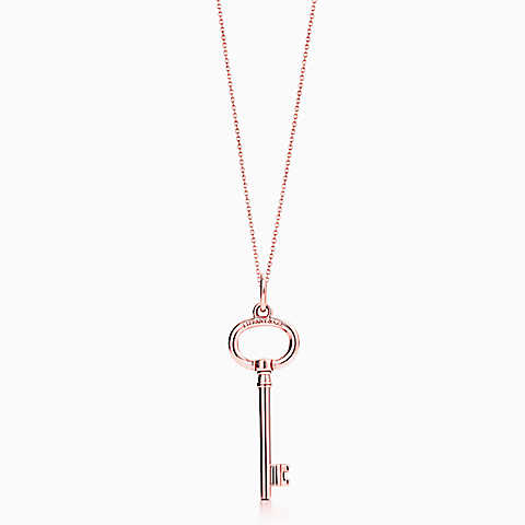 Tiffany Keys 18k 玫瑰金镶钻小号椭圆形钥匙吊坠。