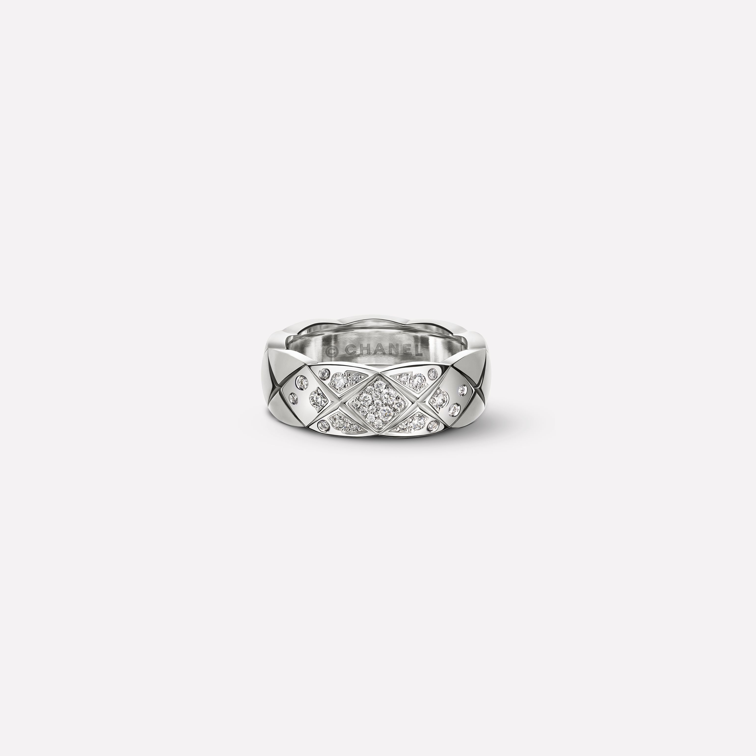 COCO CRUSH系列戒指 精致款，菱格纹图案，白18K金，镶嵌钻石