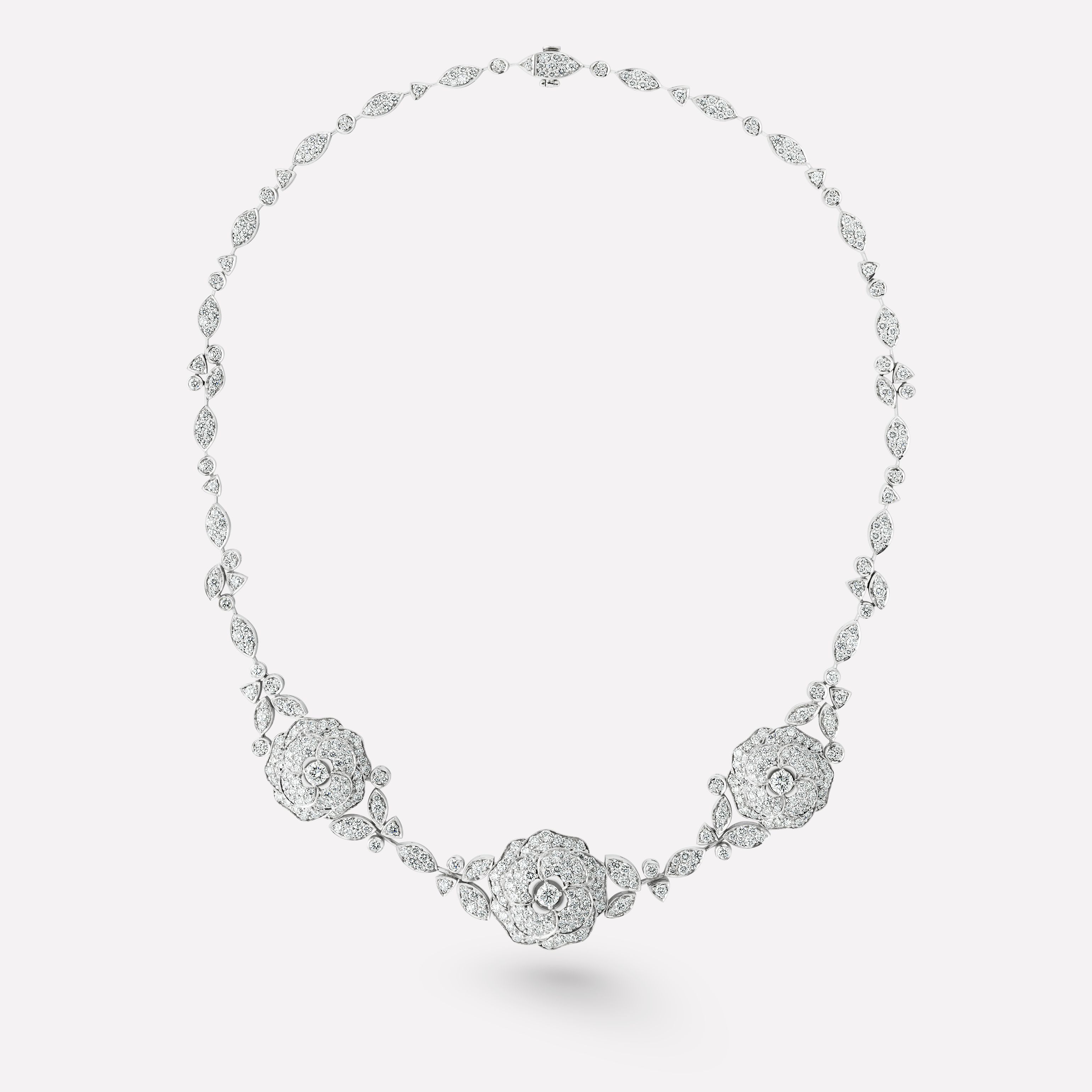 CAMÉLIA系列项链 山茶花花束图案，白18K金，镶嵌钻石与中央主钻