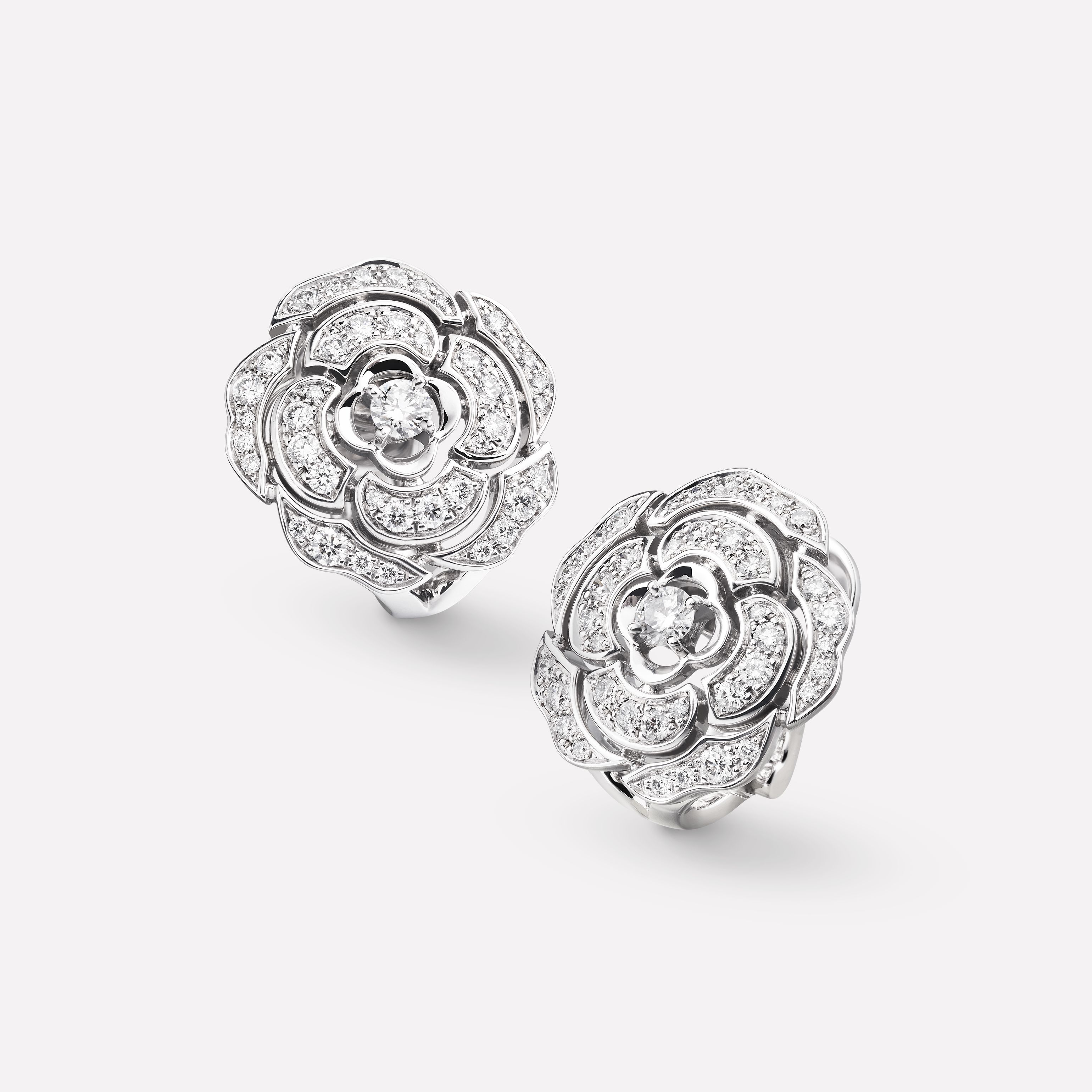 CAMÉLIA系列耳环 山茶花蕾图案，白18K金，镶嵌钻石与中央主钻