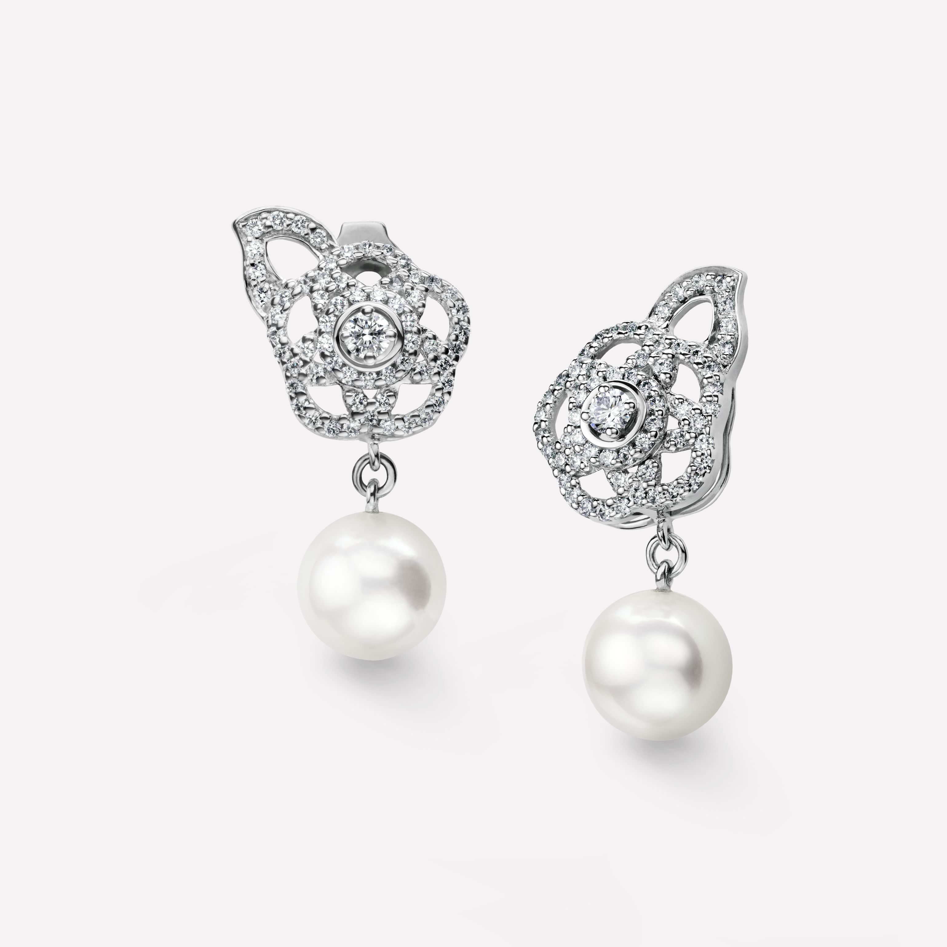 CAMÉLIA系列耳环 镂空山茶花图案，白18K金，镶嵌钻石，中央主钻与珍珠