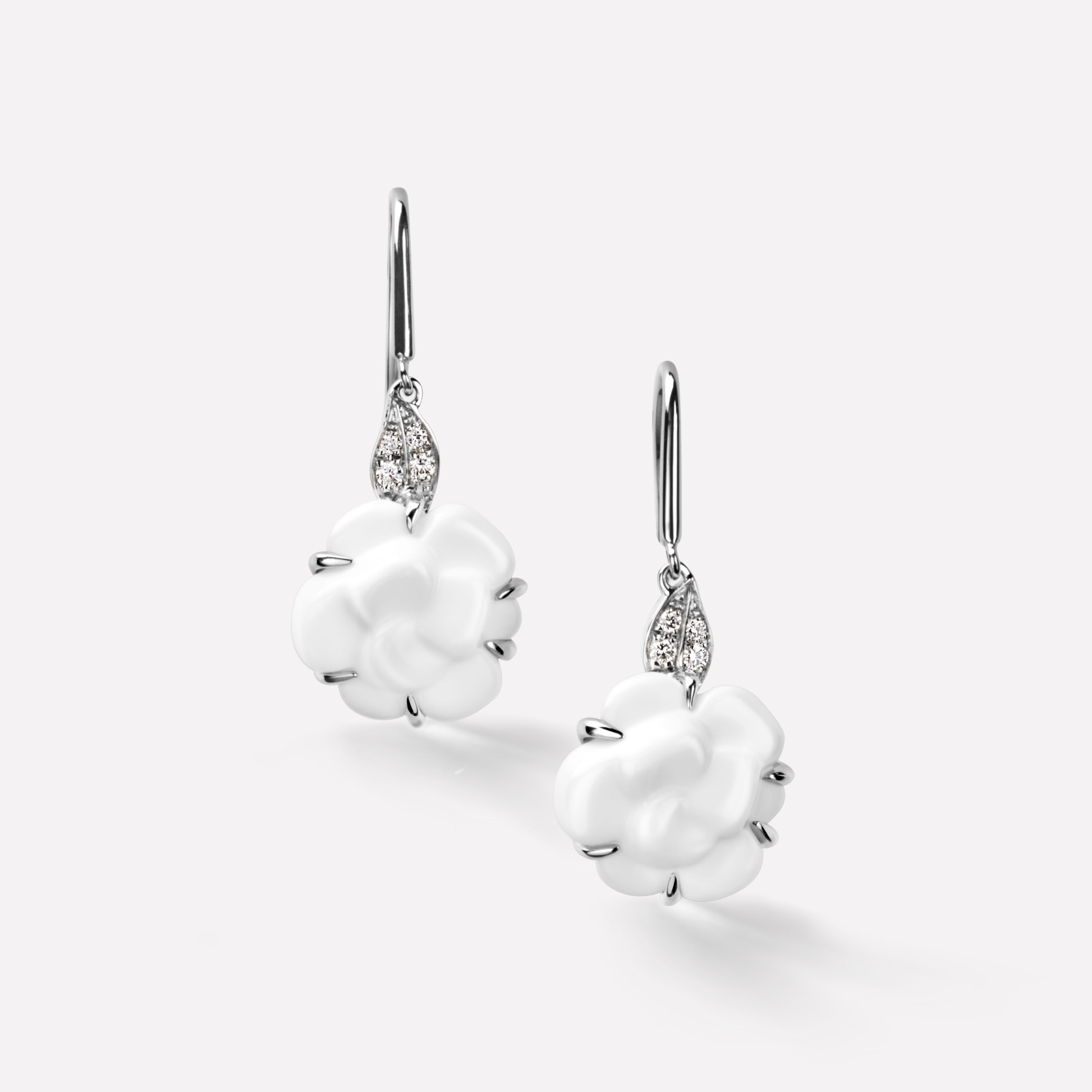 CAMÉLIA系列耳环 白色玛瑙雕刻山茶花图案，白18K金，镶嵌钻石