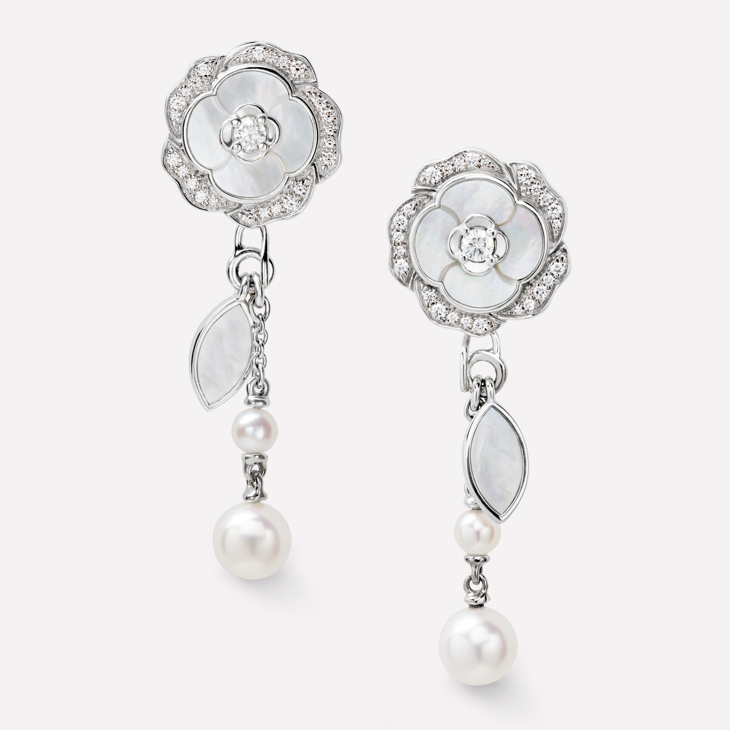 CAMÉLIA系列耳环 山茶花花瓣图案，白18K金，镶嵌钻石，珍珠与珍珠母贝