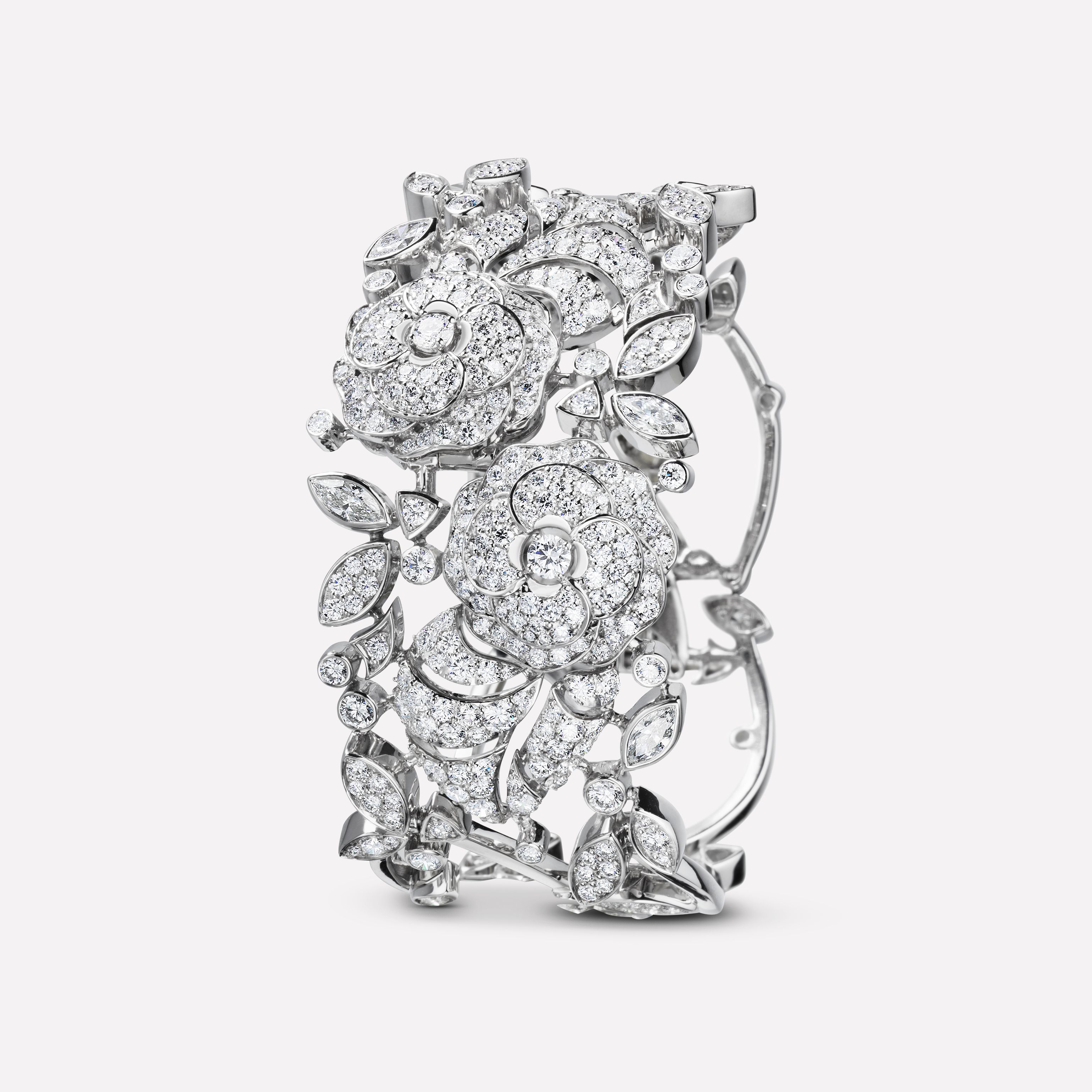 CAMÉLIA系列手镯 山茶花花束图案，白18K金，镶嵌钻石与中央主钻