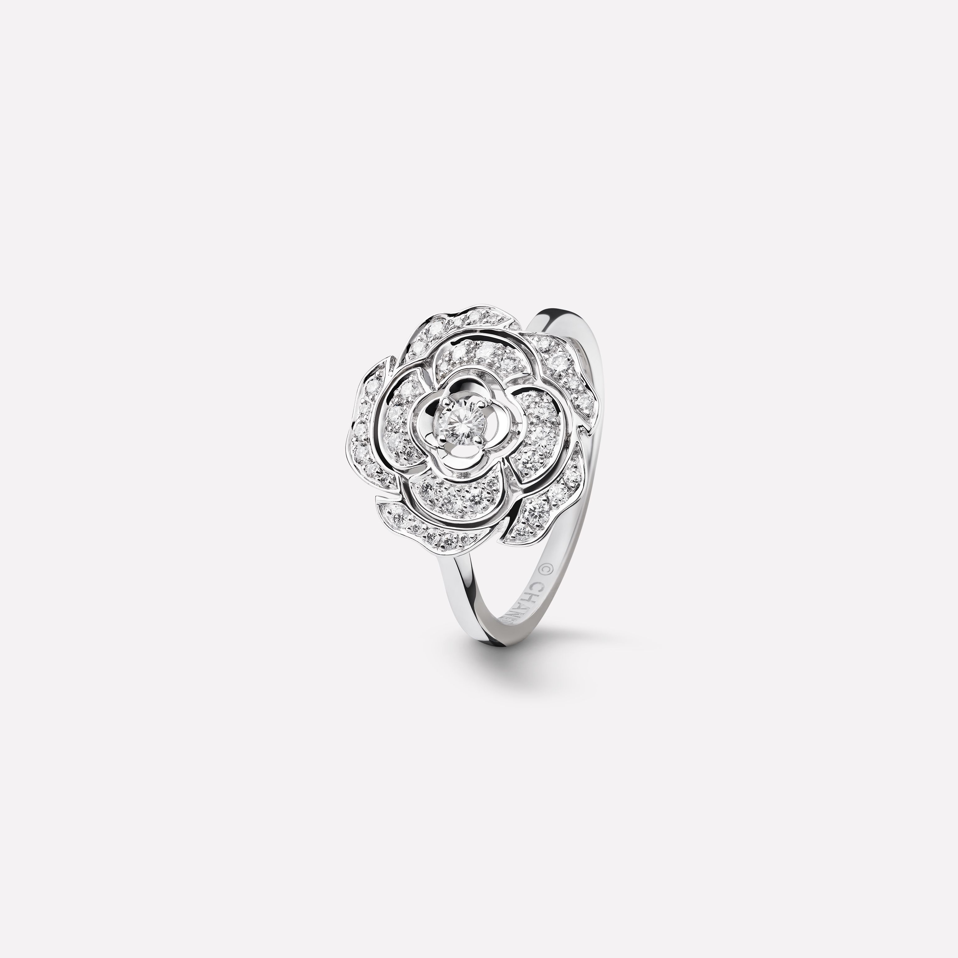 CAMÉLIA系列戒指 山茶花蕾图案，白18K金，镶嵌钻石与中央主钻