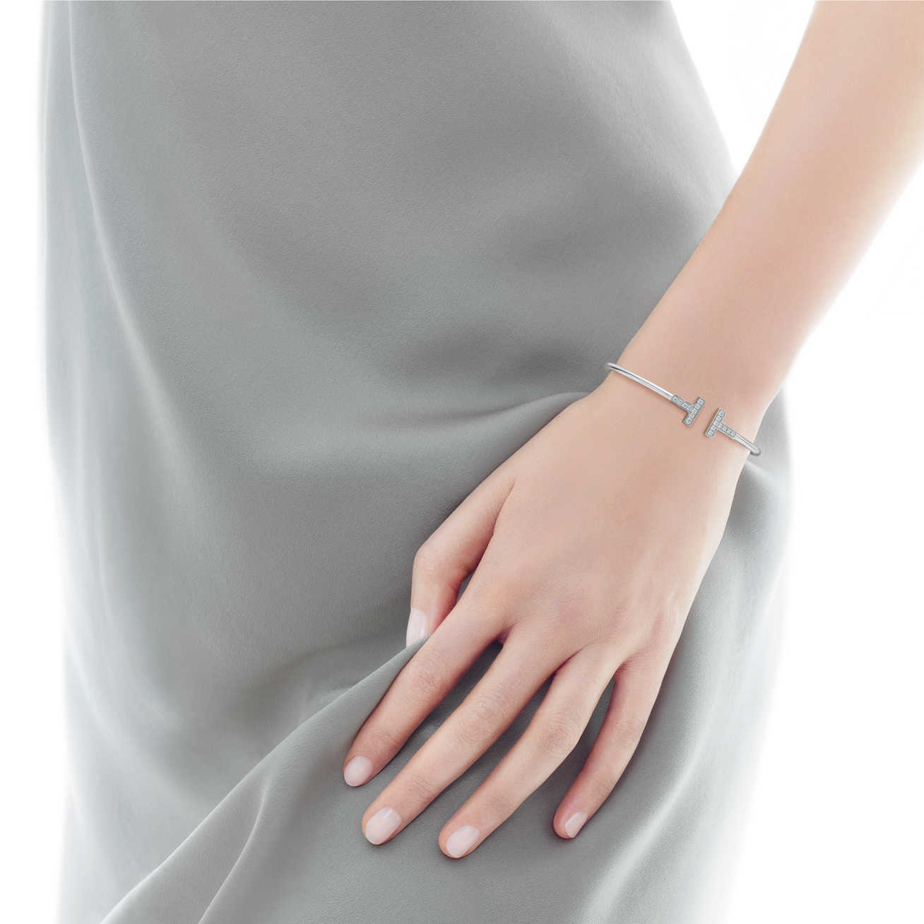 Tiffany T 18K 白金中号线圈手链